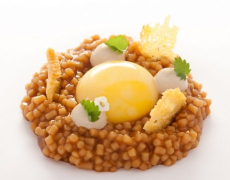 Huevo de caserío, guiso de trigo y jugo de pimientos a la brasa y pan de maíz de Mungia (Copiar)